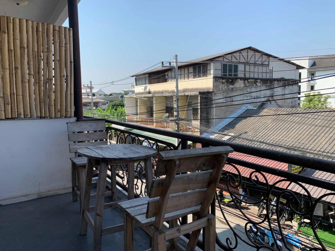 J Giant Hostel Чиангмай Экстерьер фото
