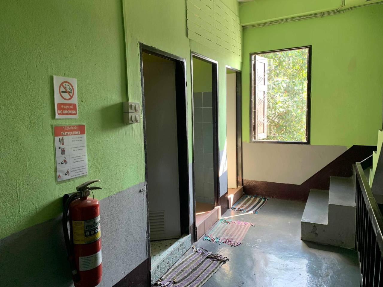 J Giant Hostel Чиангмай Экстерьер фото