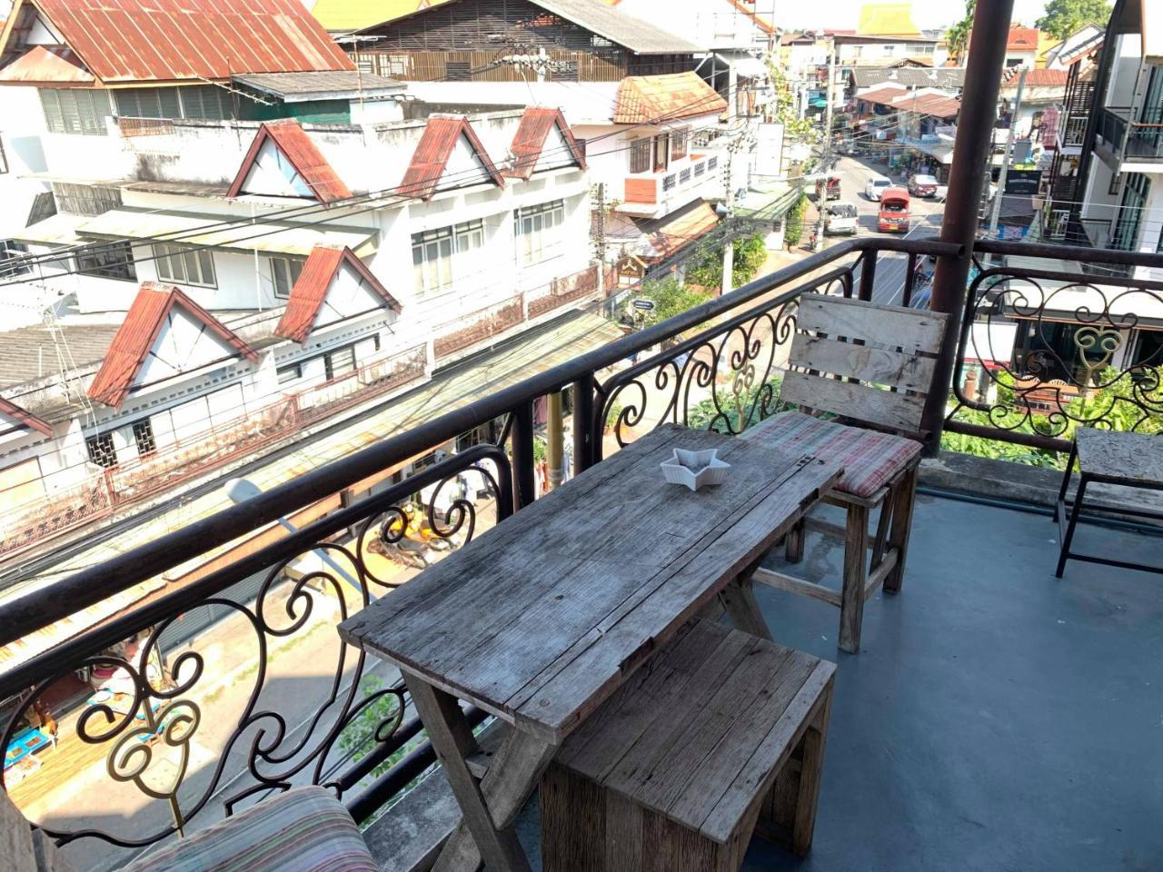 J Giant Hostel Чиангмай Экстерьер фото