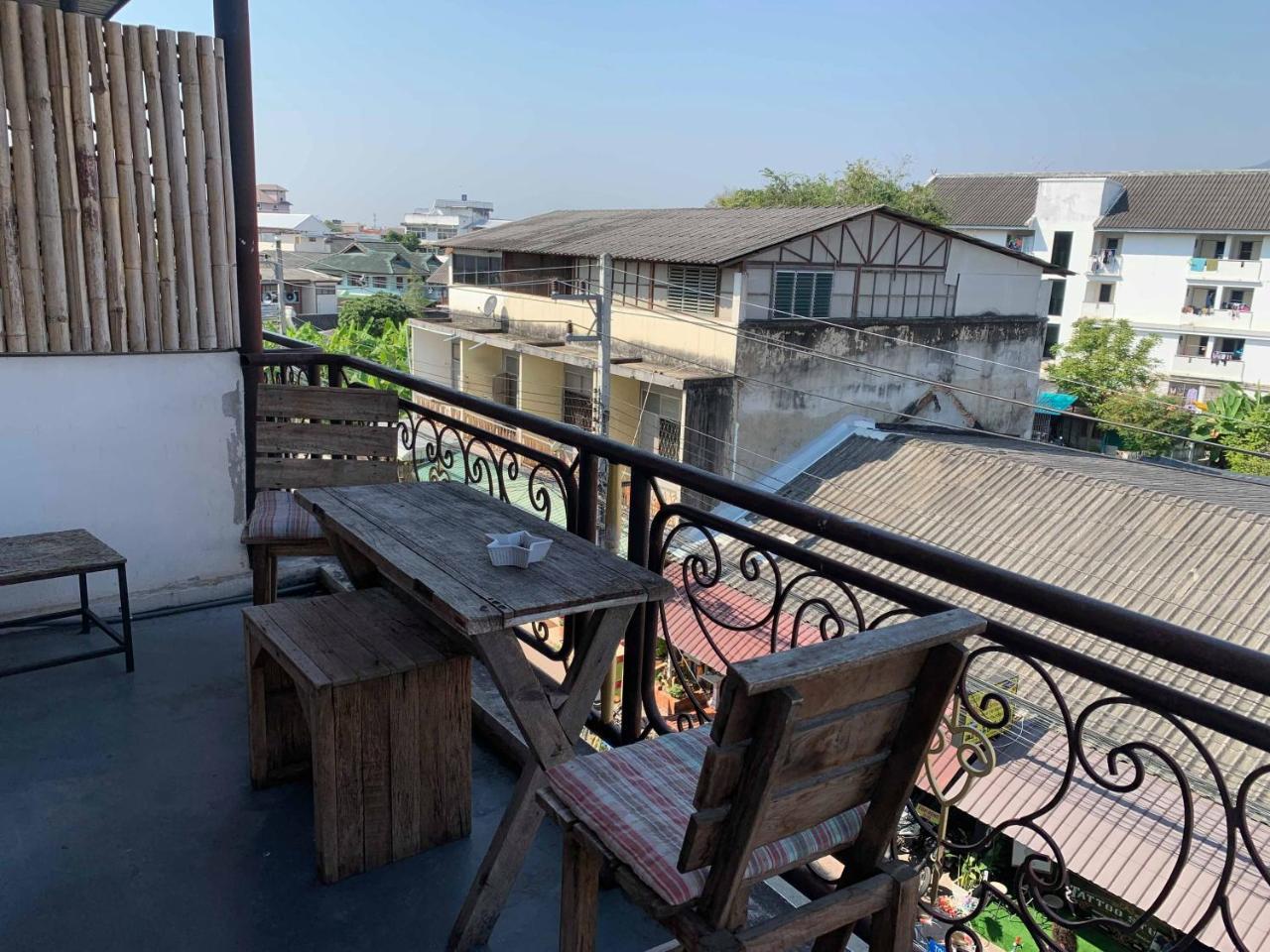J Giant Hostel Чиангмай Экстерьер фото