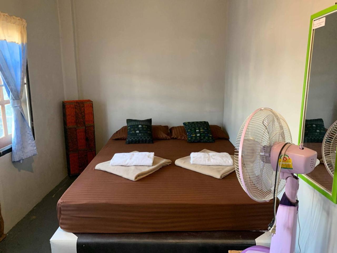 J Giant Hostel Чиангмай Экстерьер фото