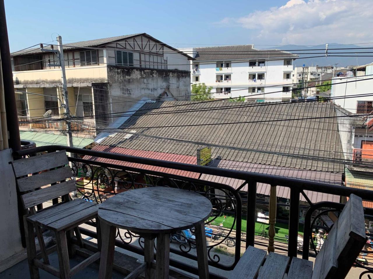 J Giant Hostel Чиангмай Экстерьер фото