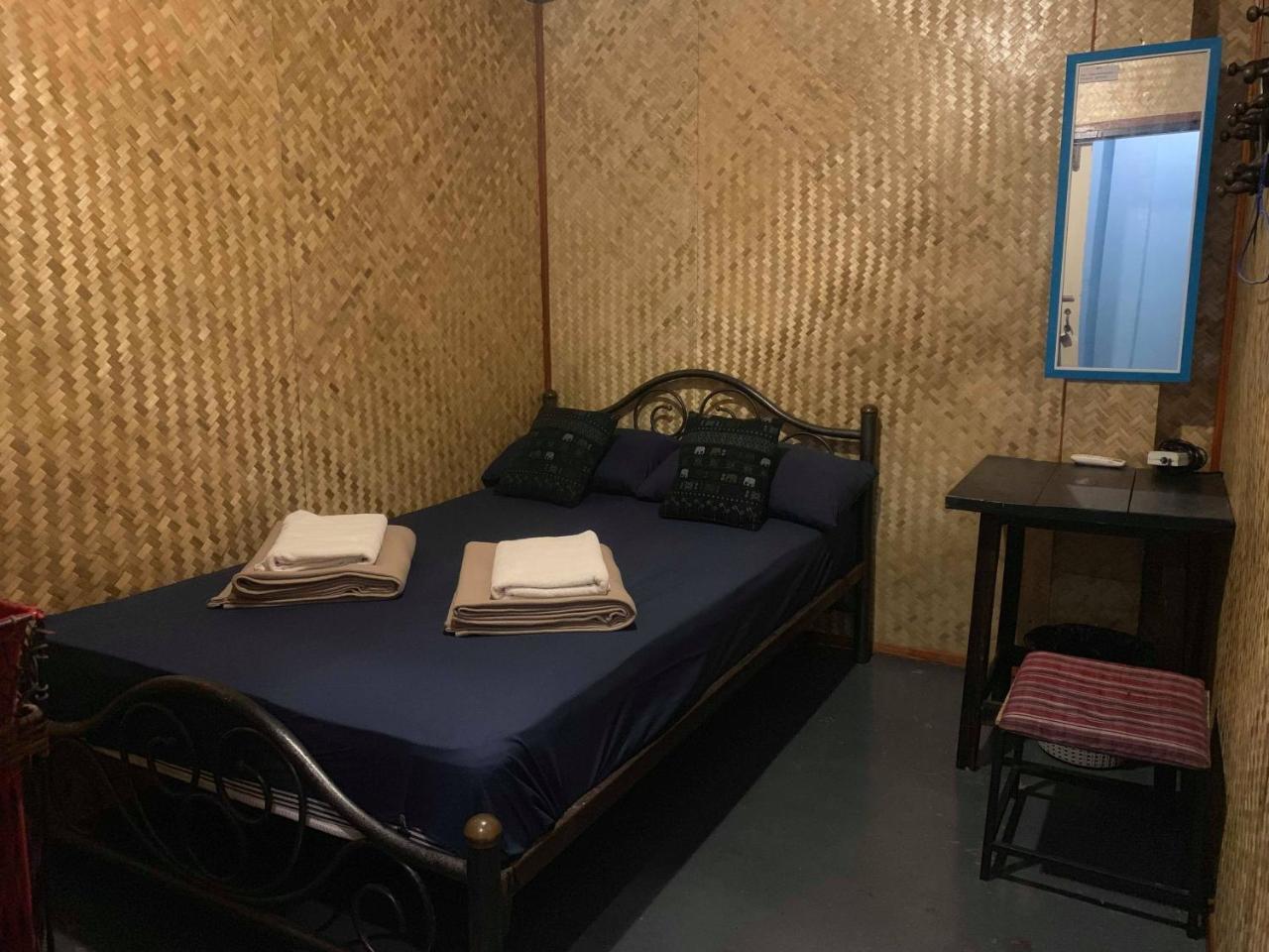 J Giant Hostel Чиангмай Экстерьер фото
