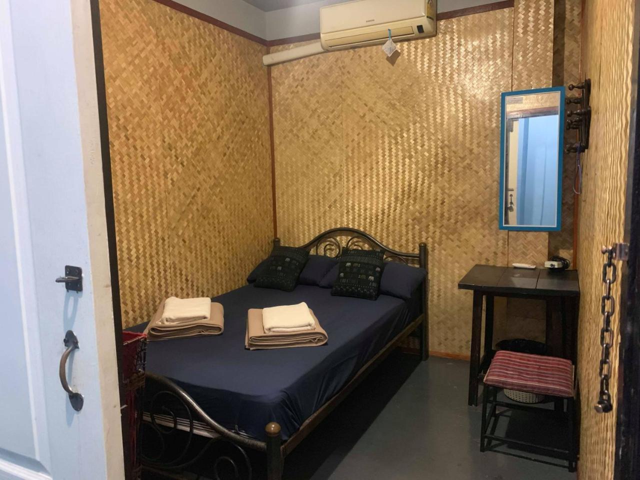 J Giant Hostel Чиангмай Экстерьер фото