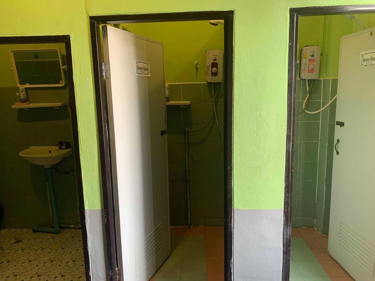 J Giant Hostel Чиангмай Экстерьер фото